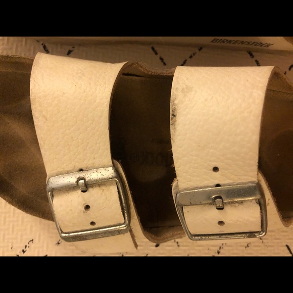 Birkenstock’s white leather slides - Picture 3 of 10